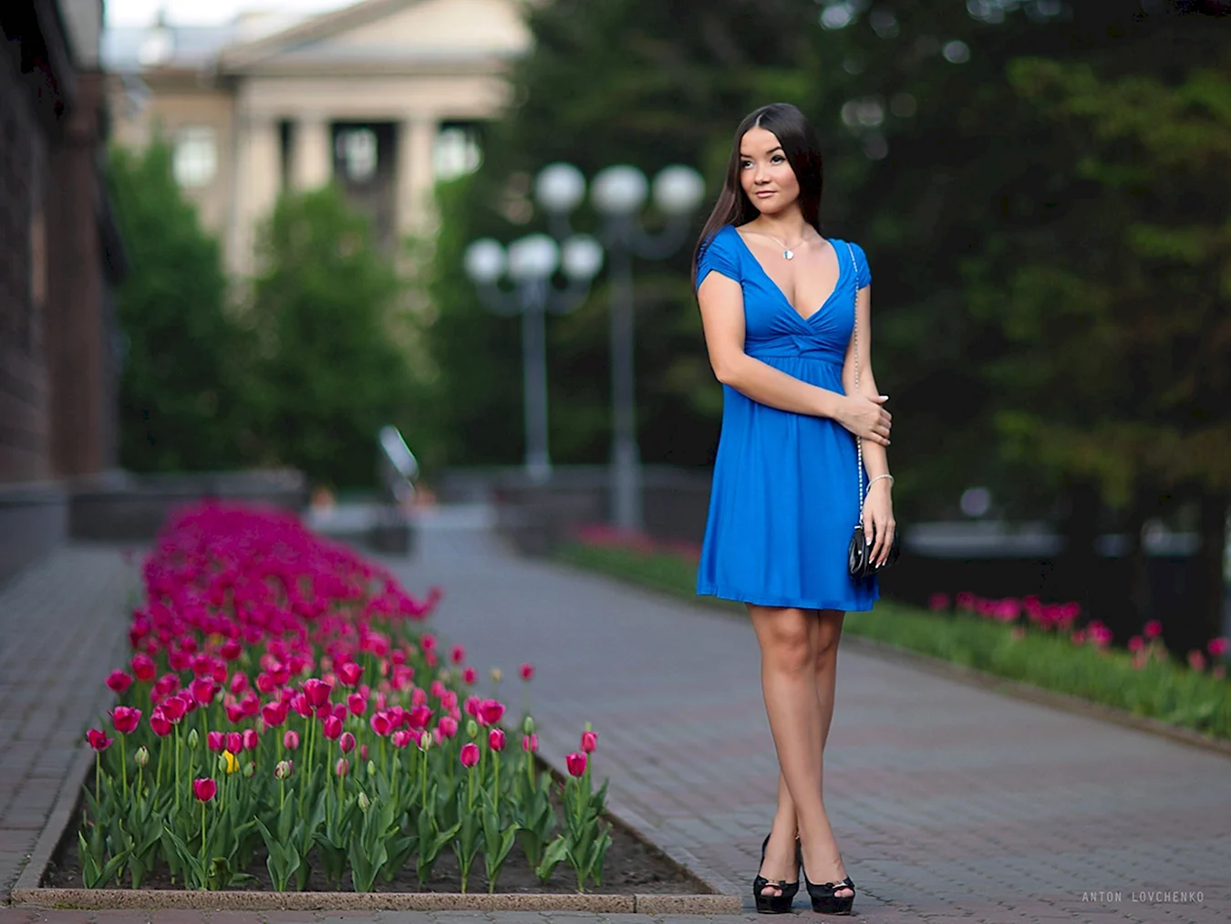 Девушка в синем платье