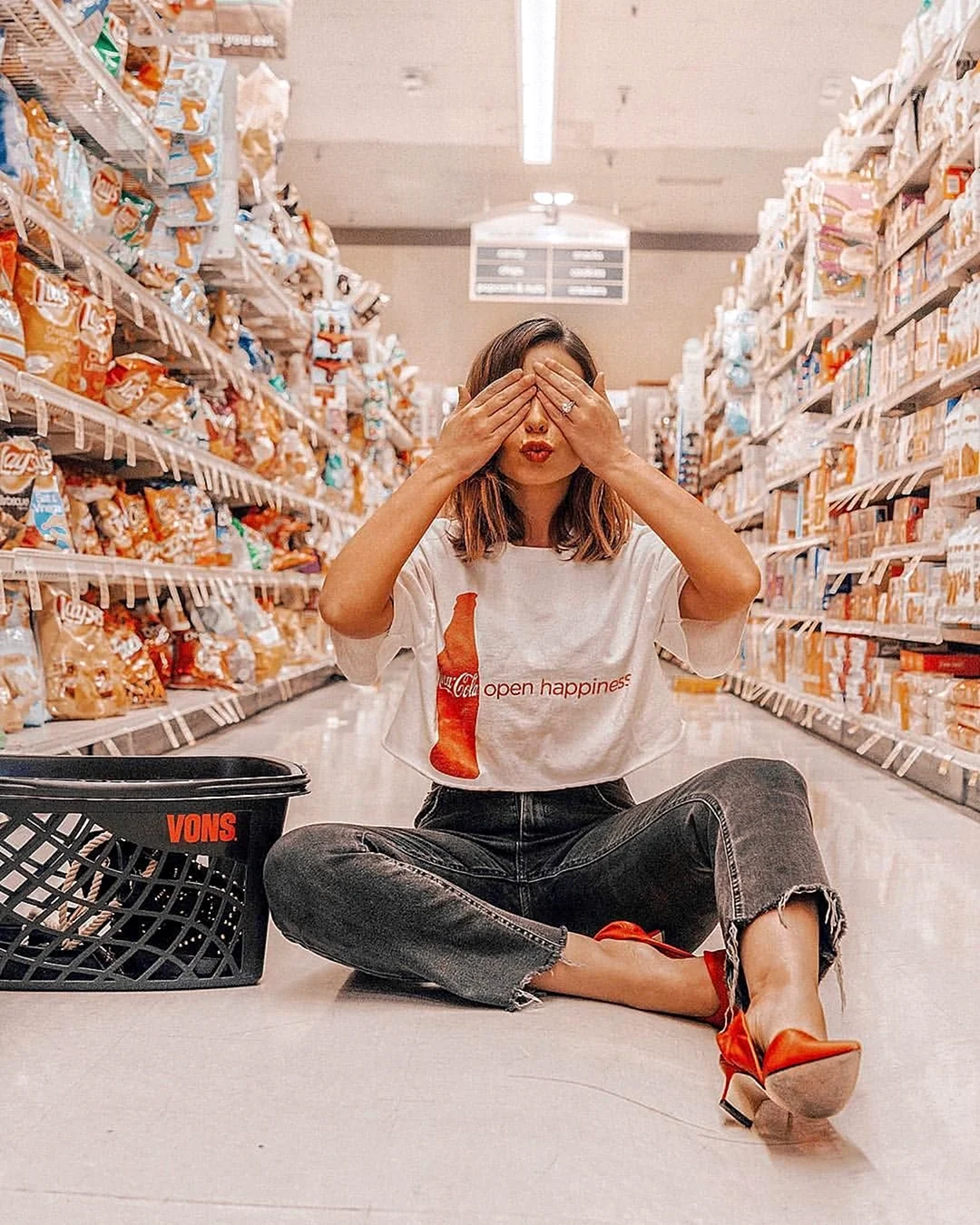 Девушка в супермаркете