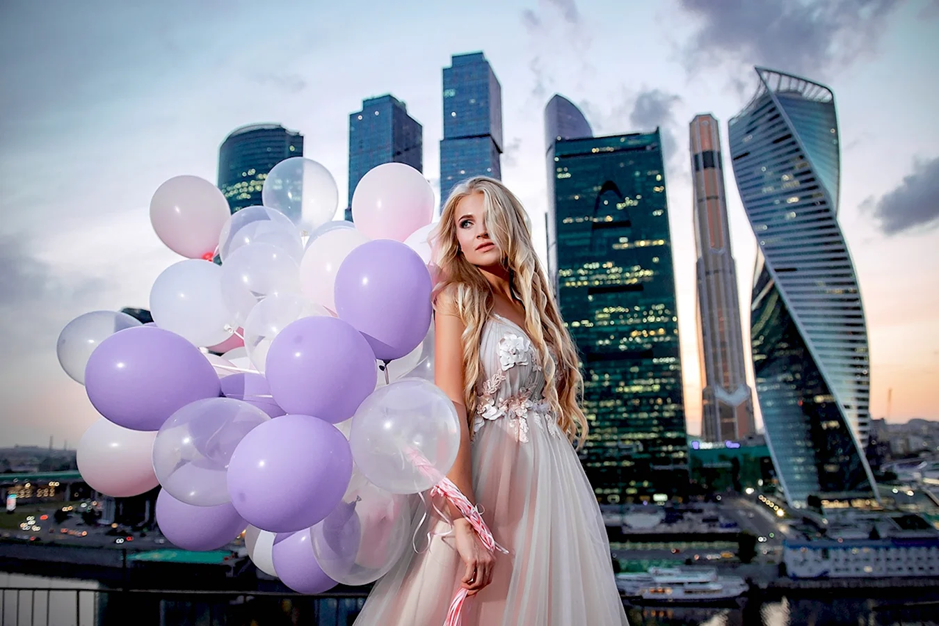 Девушка в свадебном платье на фоне Москва Сити красивое фото
