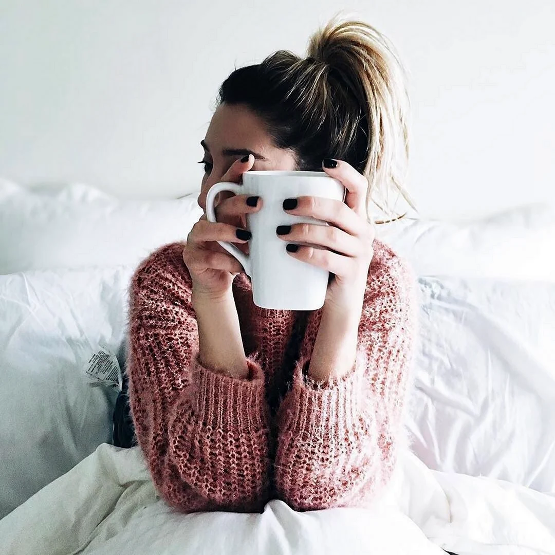 Девушка в свитере с кофе