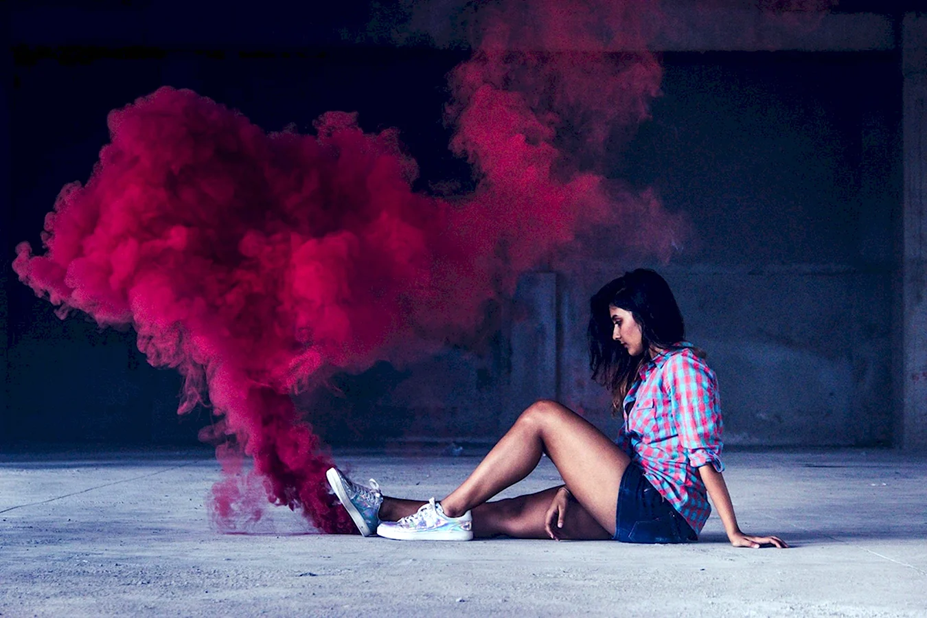 Девушка в Цветном дыму