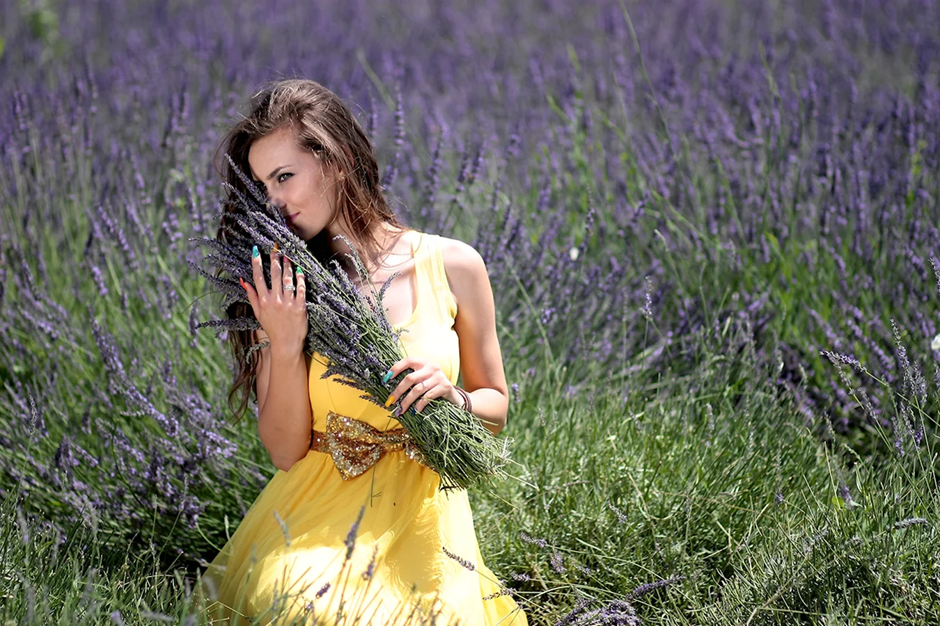 Девушка в цветущем поле