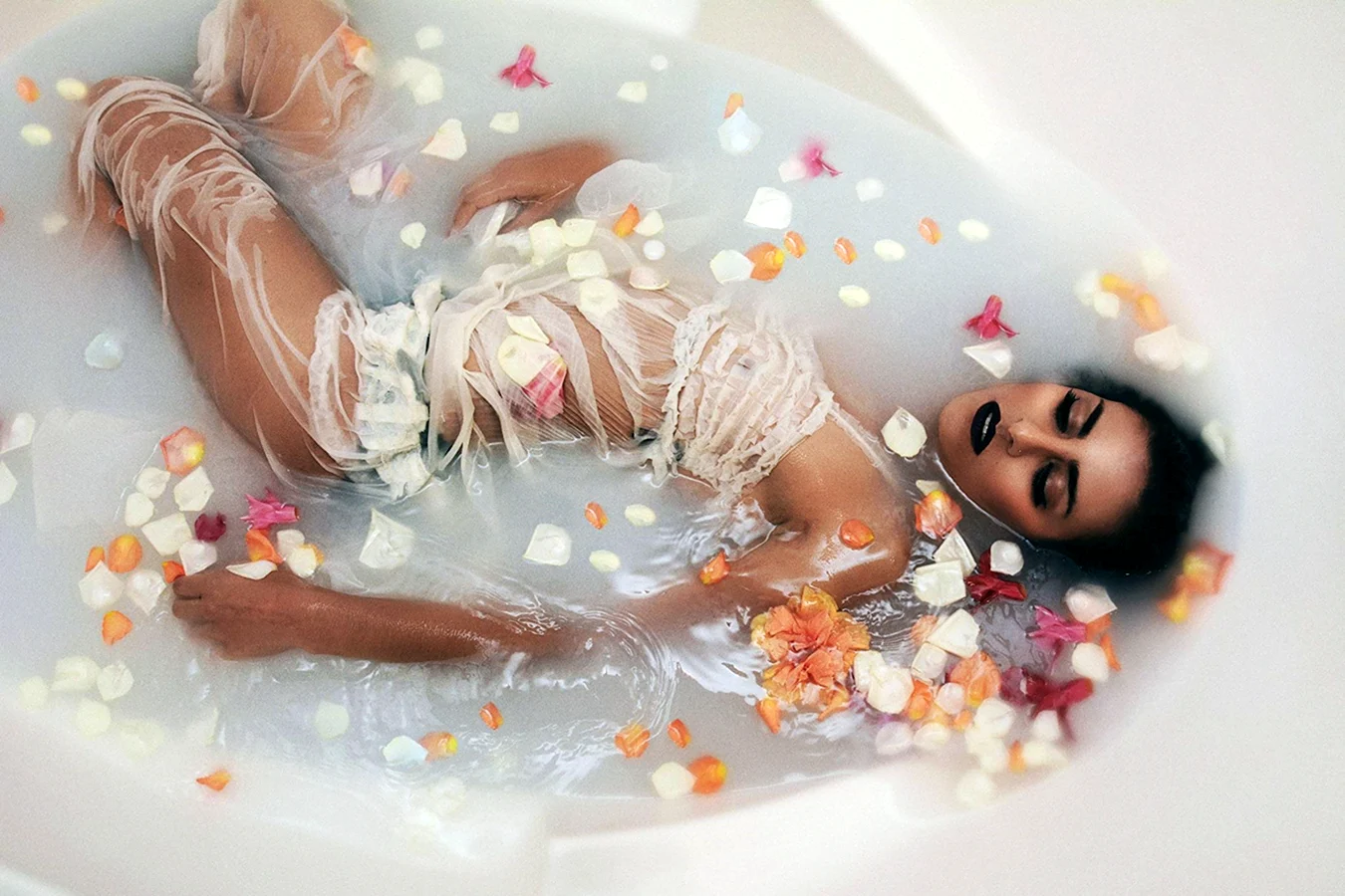 Девушка в ванне со сливками