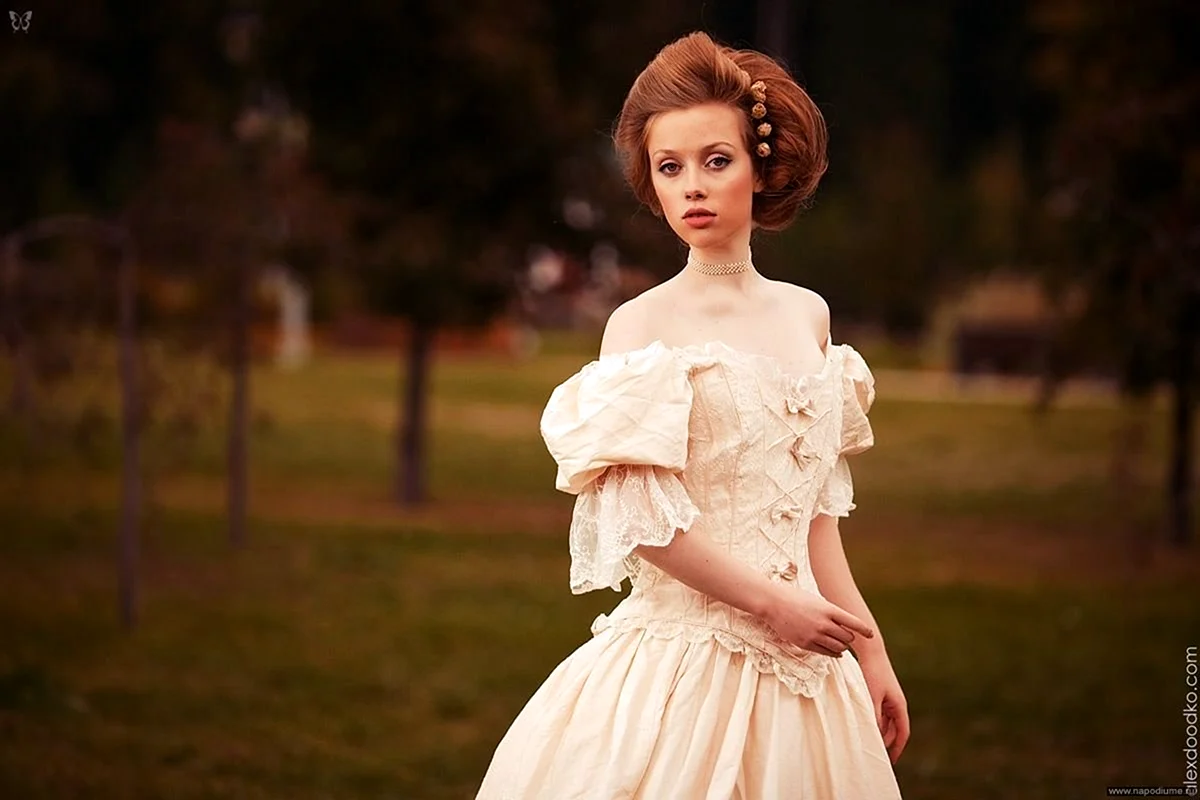 Девушка в винтажном платье 18 века