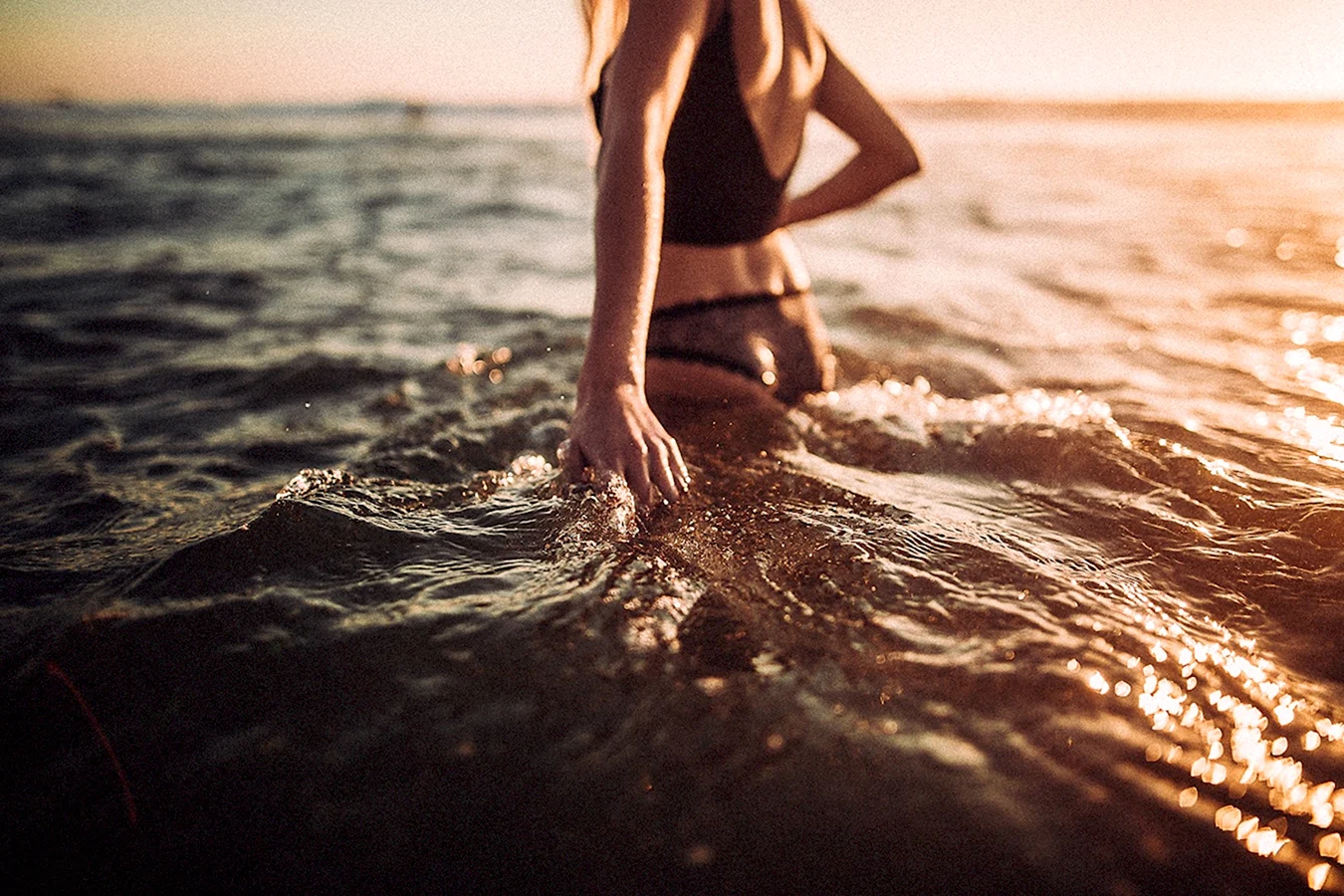Девушка в воде со спины
