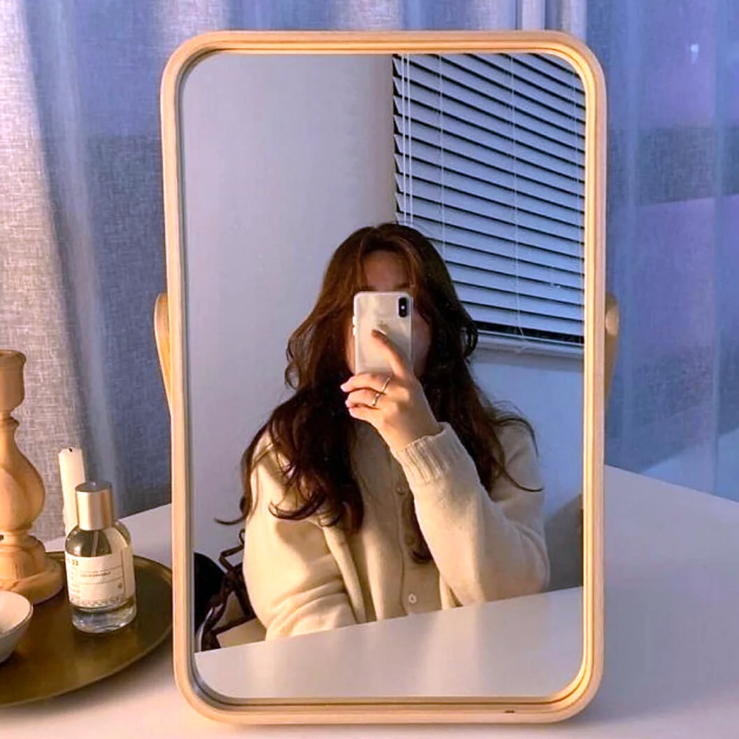 Девушка в зеркале с телефоном