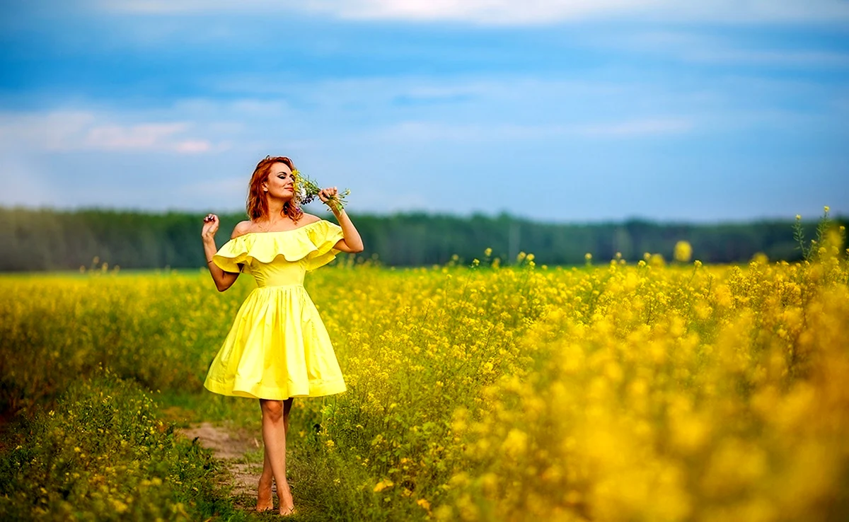 Девушка в желтом платье