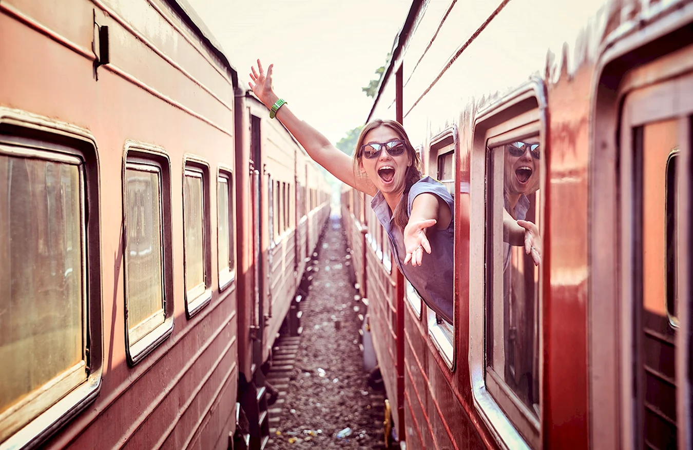 Девушка выглядывает из поезда