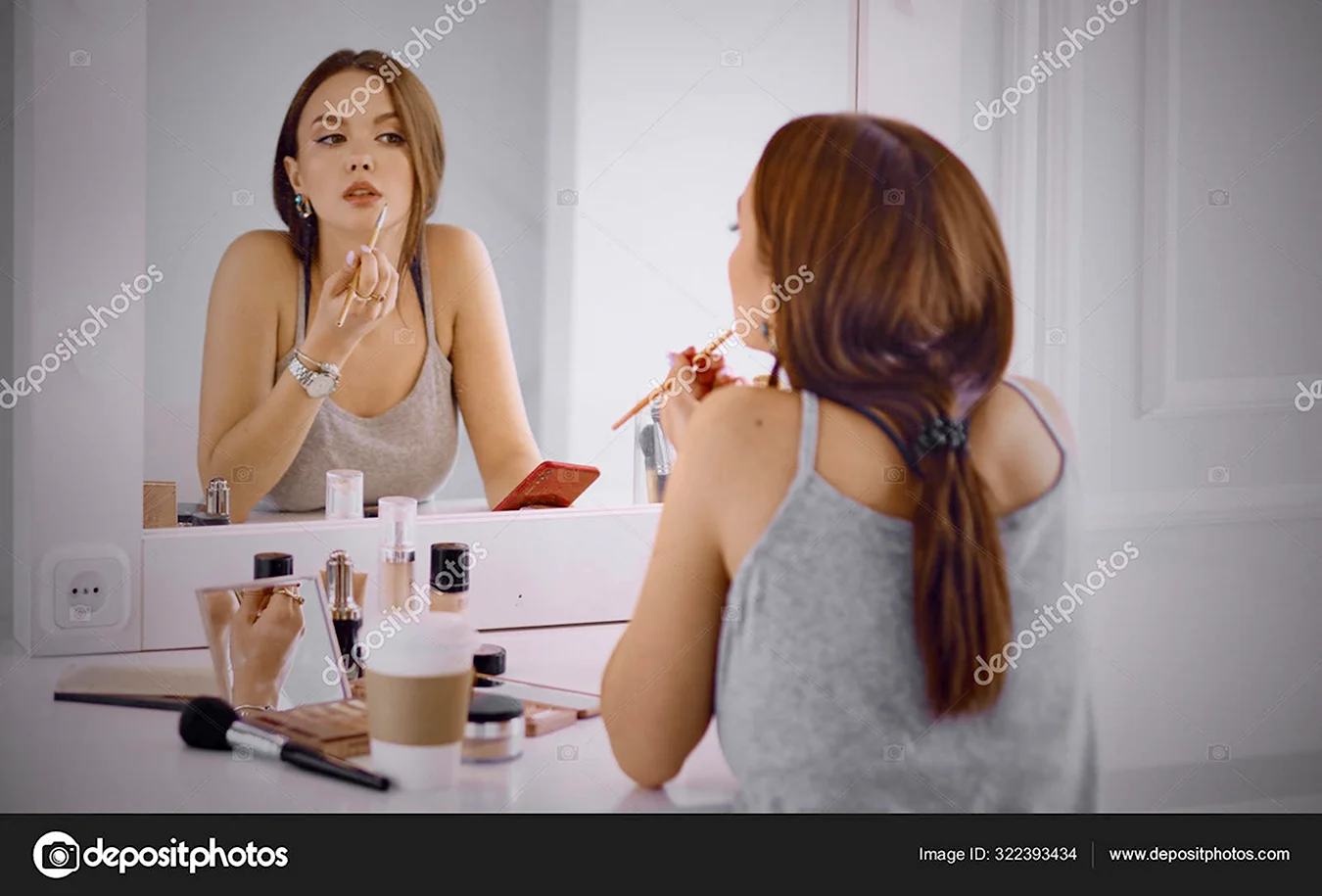 Девушка за макияжным столом
