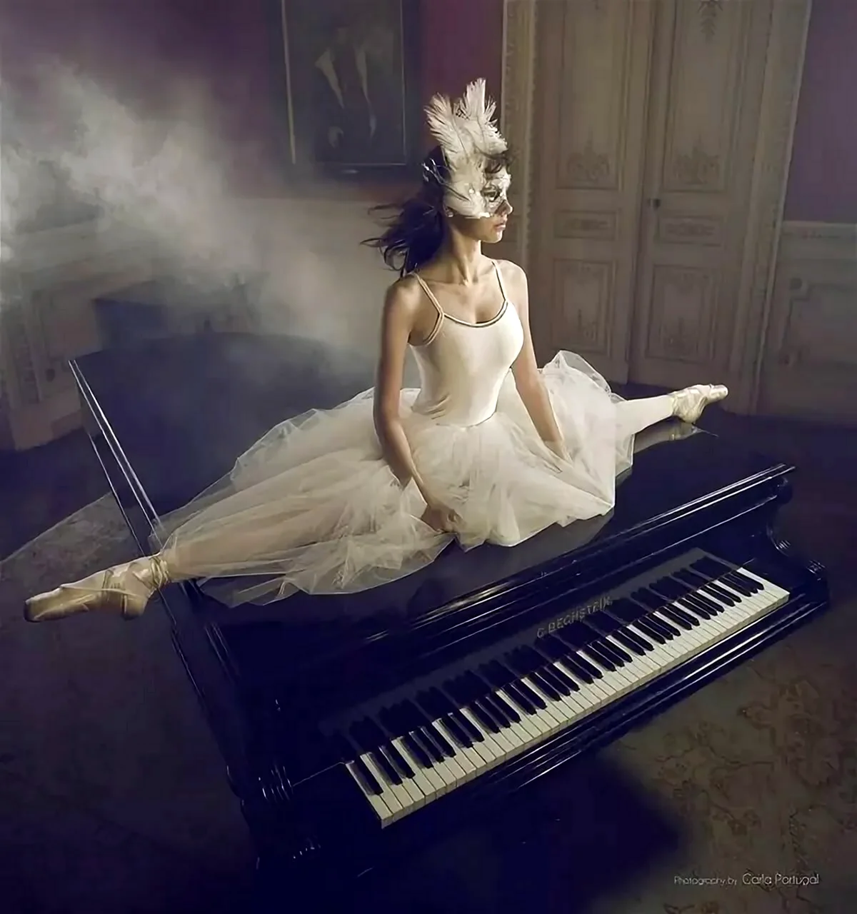 Девушка за роялем