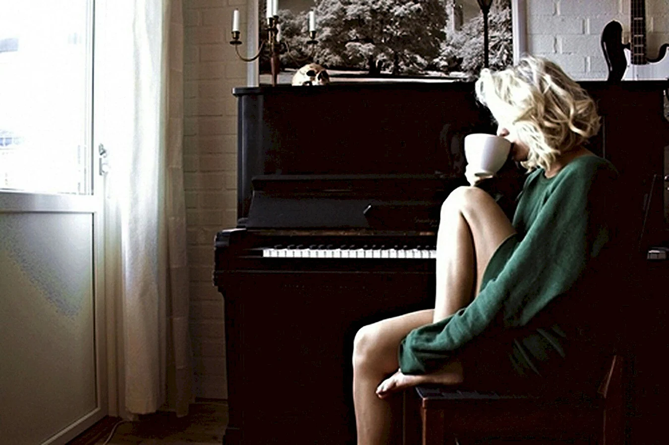Девушка за роялем со спины