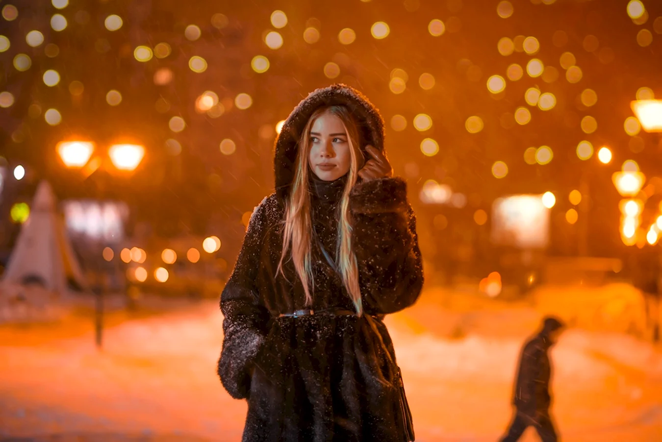 Девушка зимой в городе