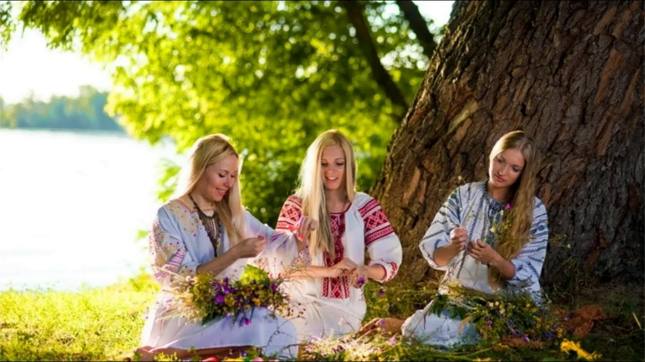 Девушки плетут венки на Ивана Купала