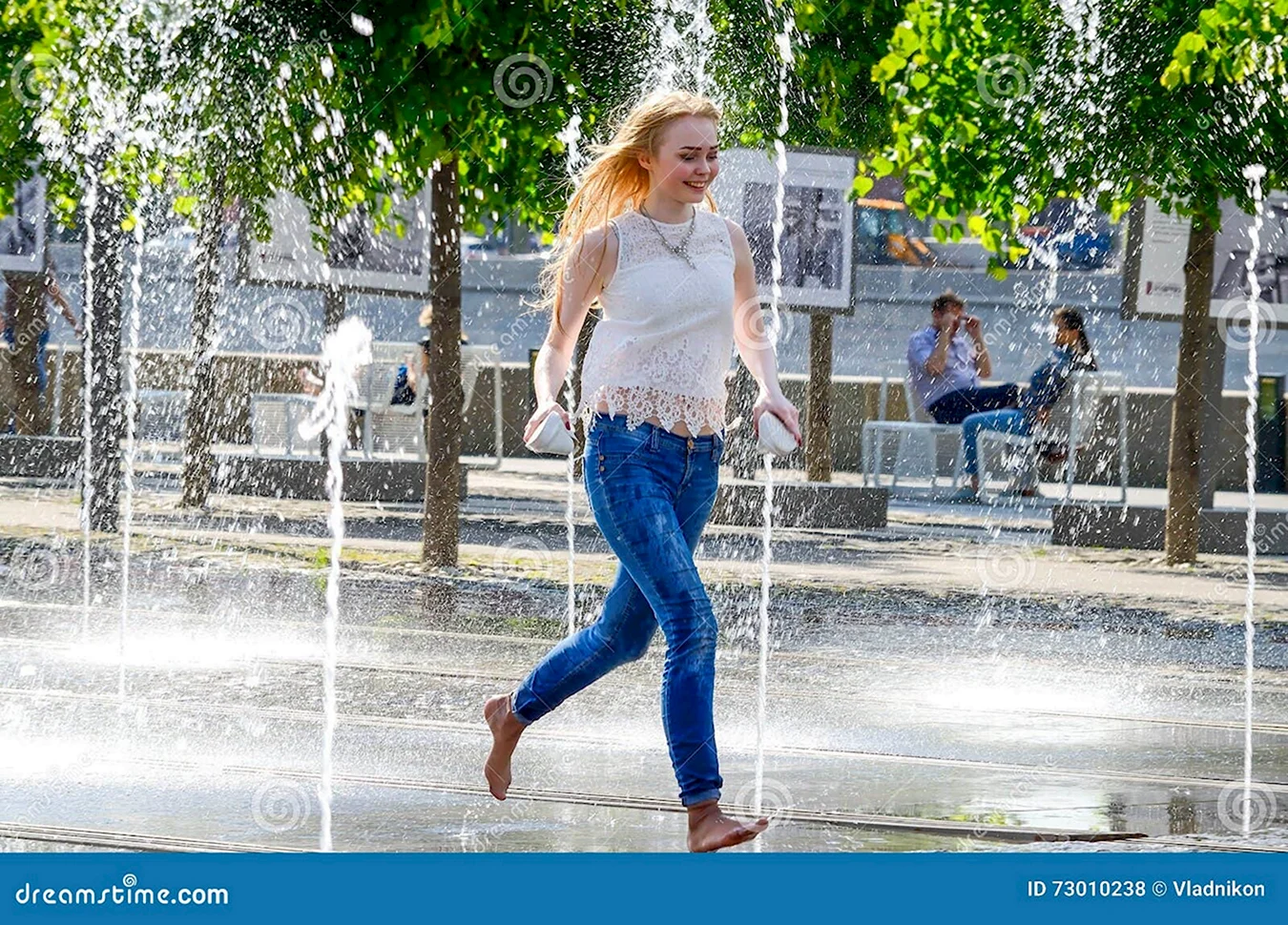 Девушки в фонтане в джинсах