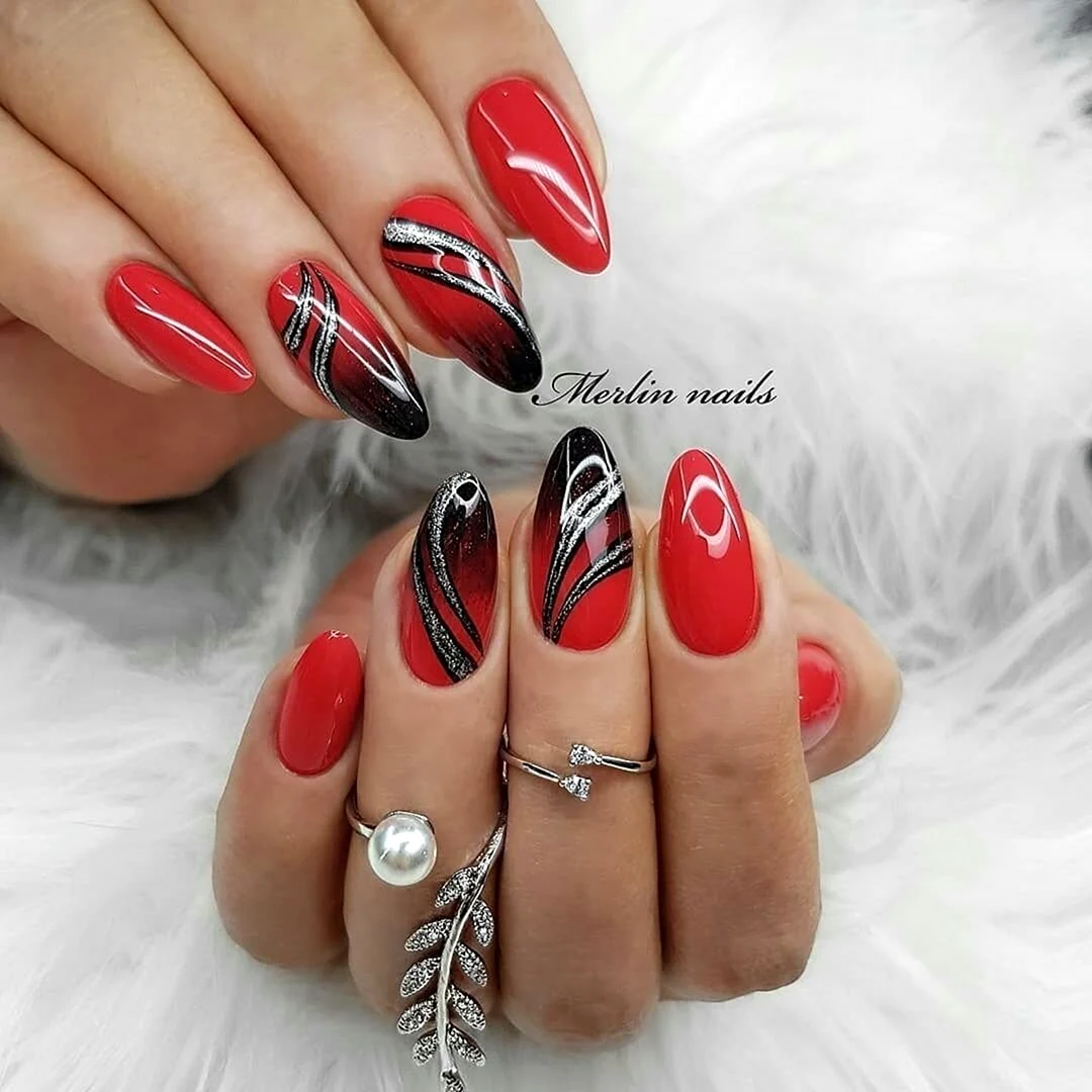 Дизайн ногтей красный с серебром