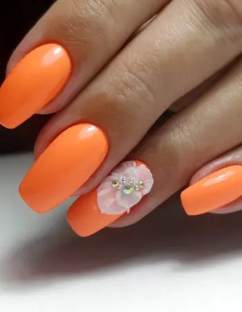 Дизайн ногтей персиковый с белым