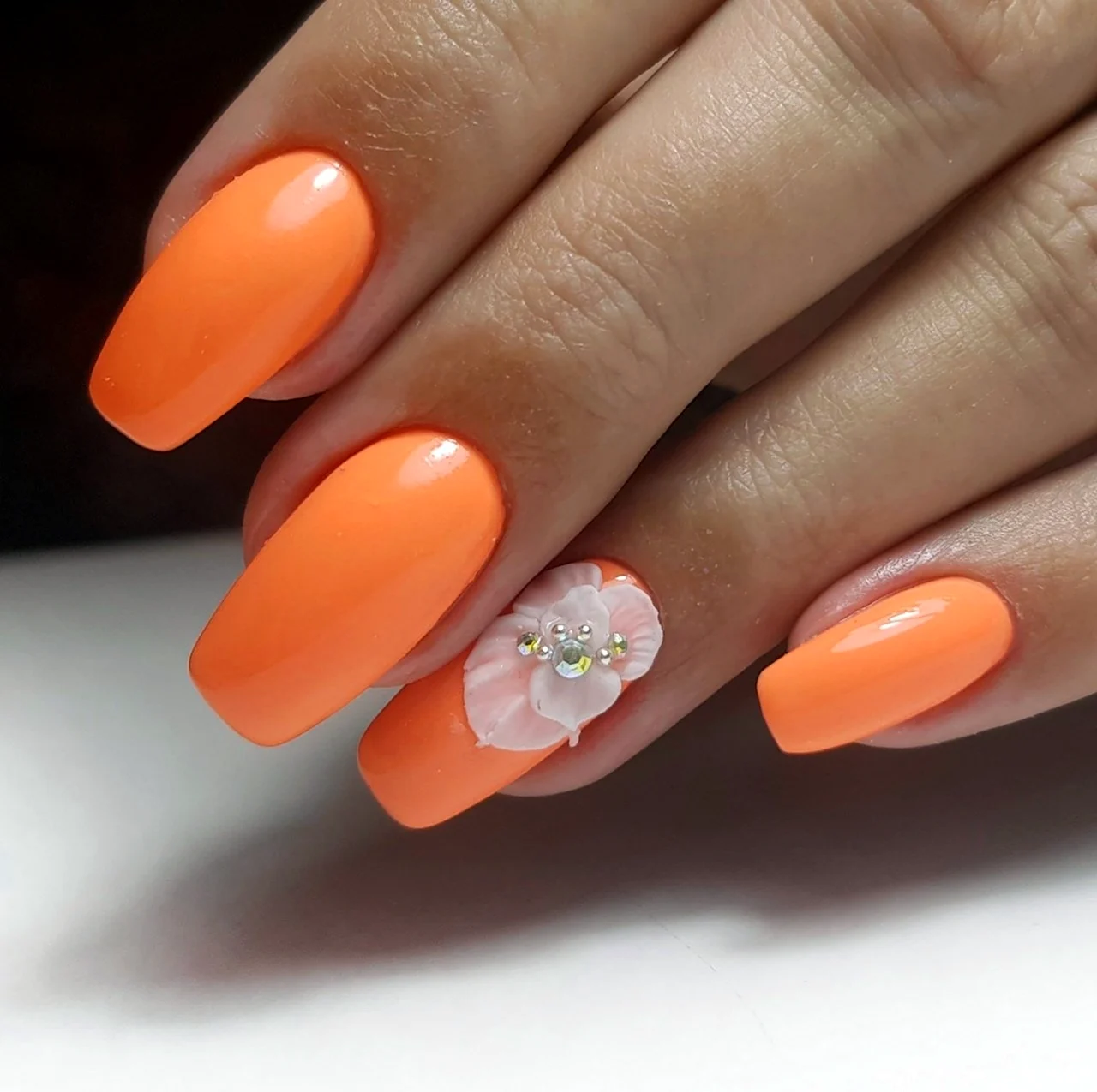Дизайн ногтей персиковый с белым