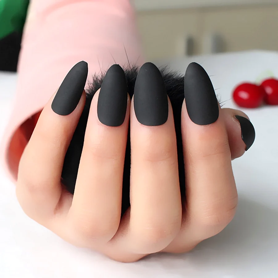 Длинные черные матовые ногти