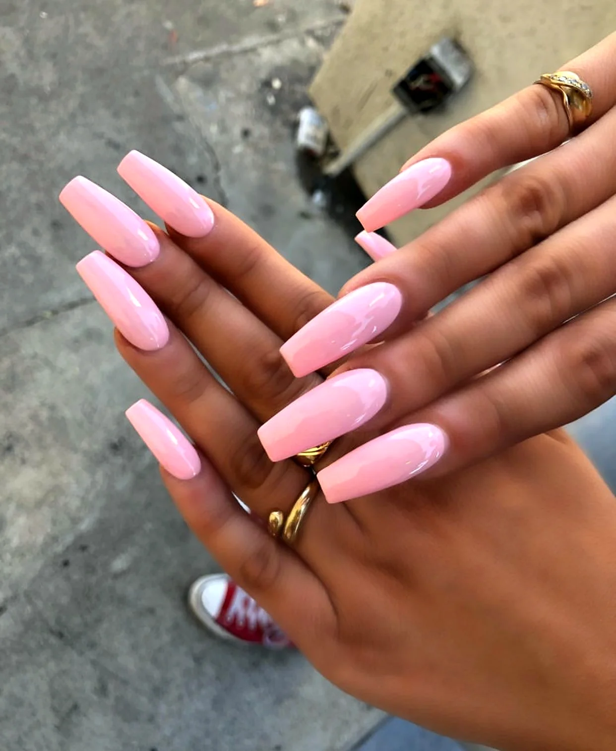Длинные розовые ногти
