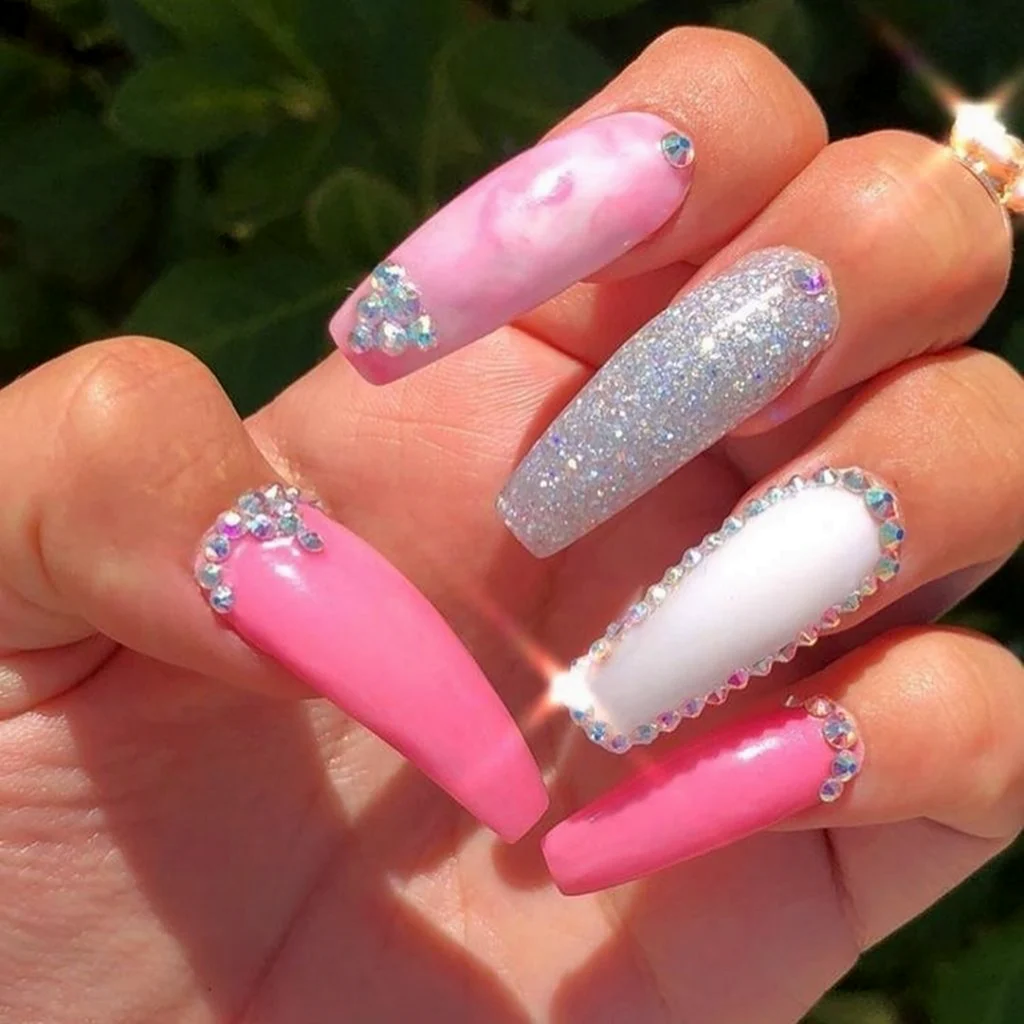 Длинные розовые ногти с блестками