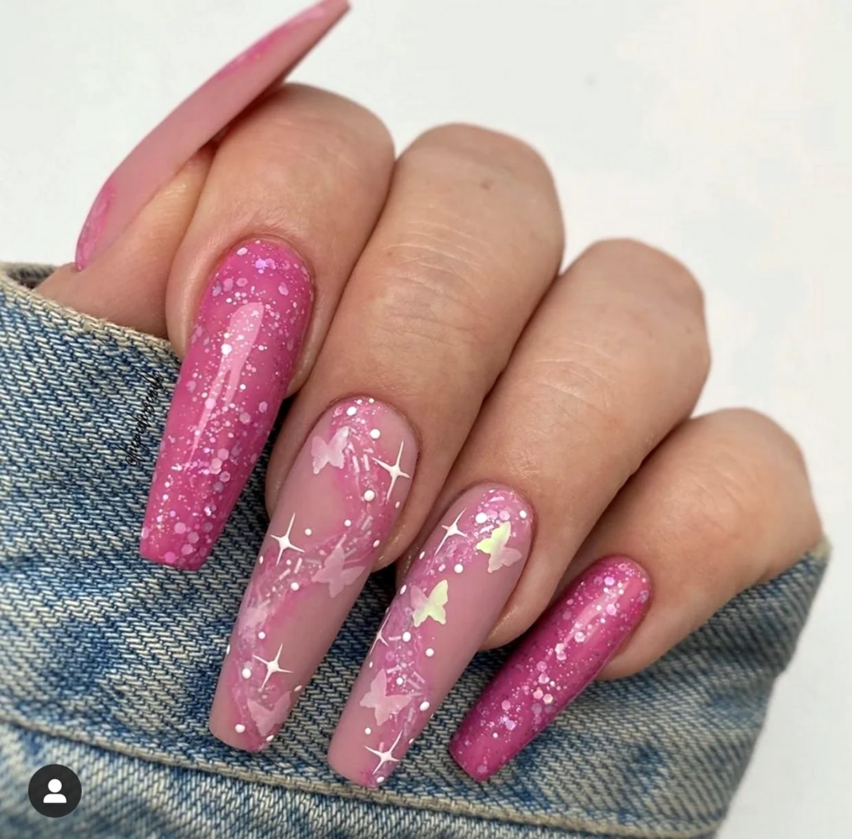 Длинные розовые ногти с блестками