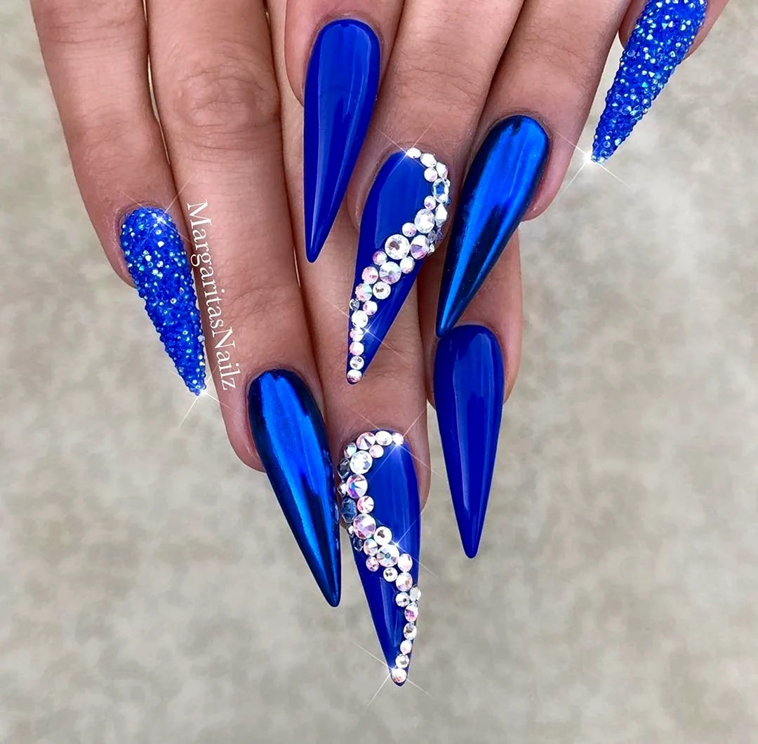 Длинные синие ногти