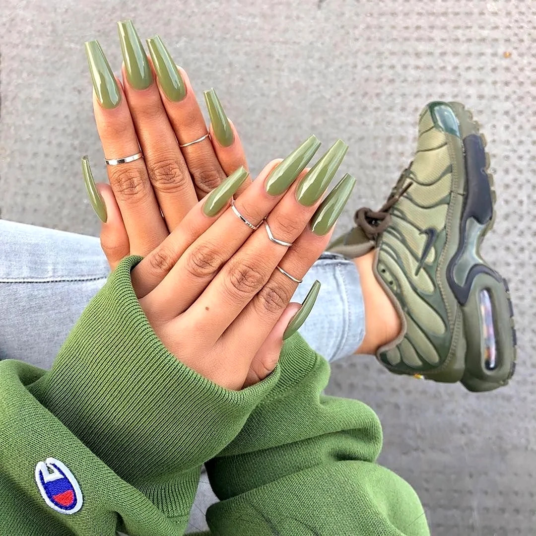 Длинные зеленые ногти