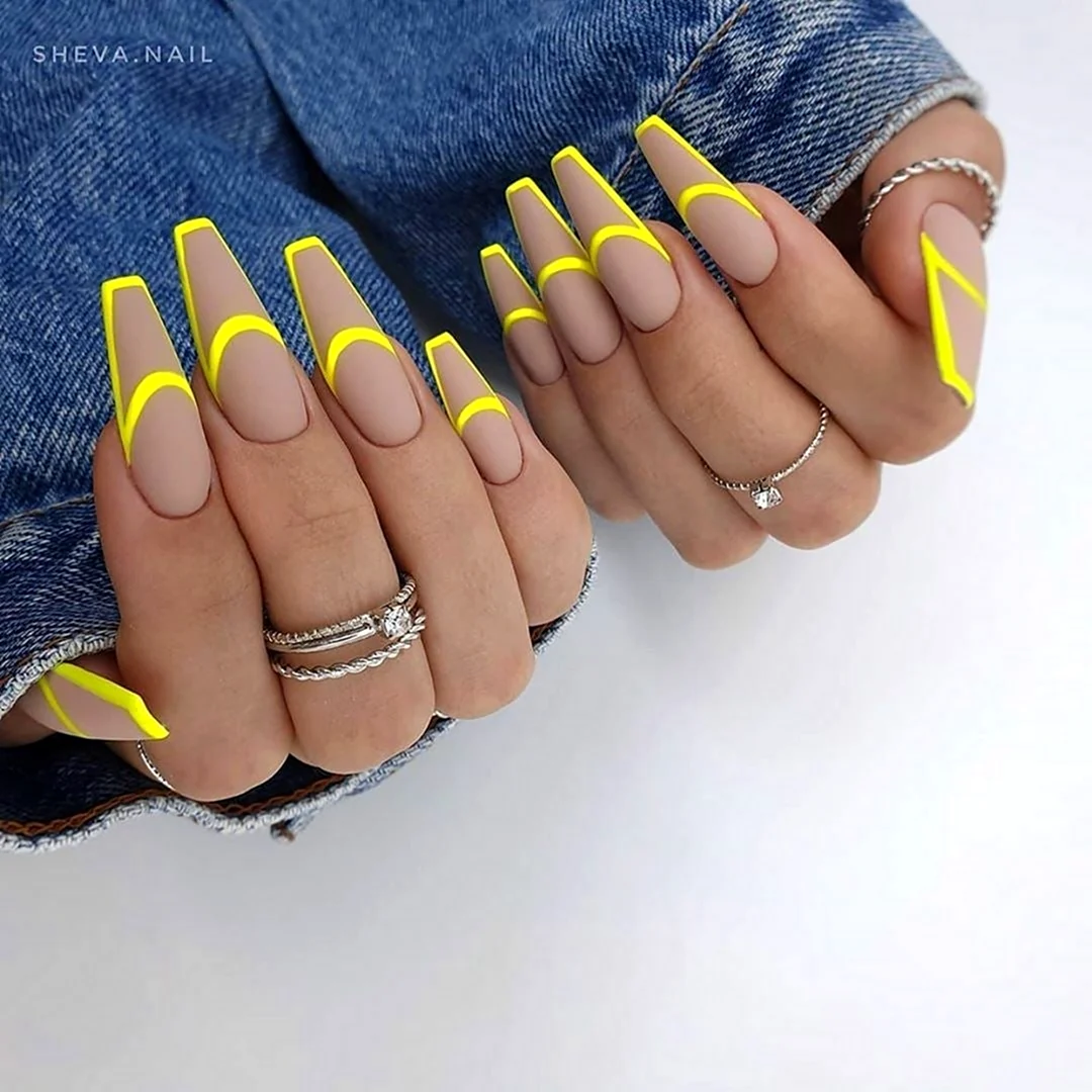 Длинные желтые ногти
