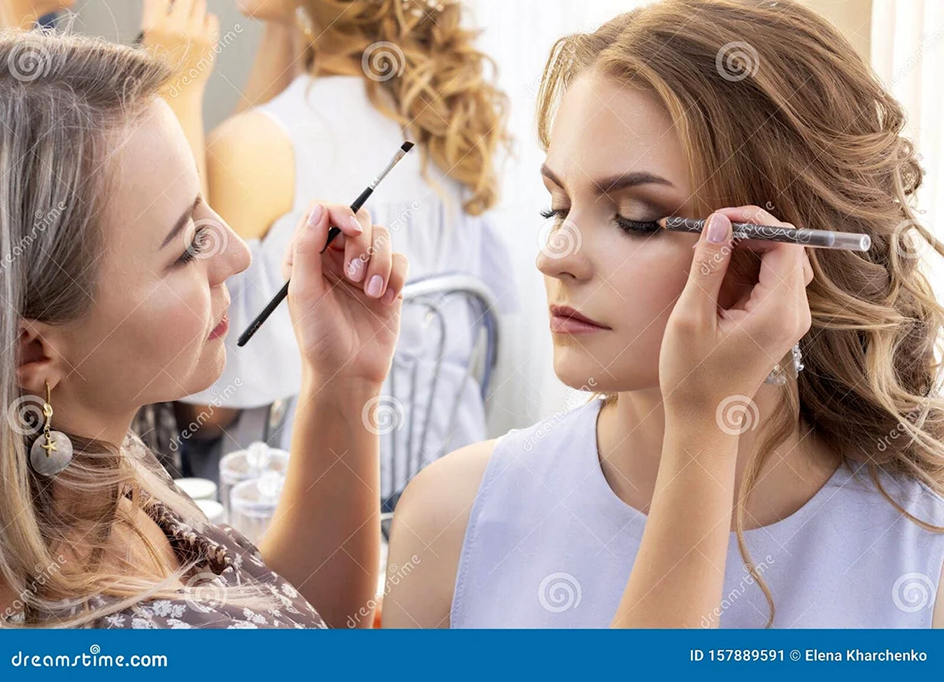 Две девушки делают макияж