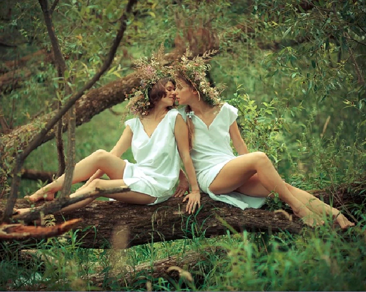 Две девушки фотосессия в лесу