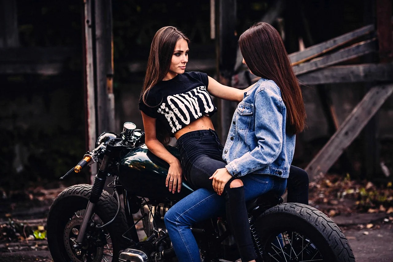 Две девушки на мотоцикле