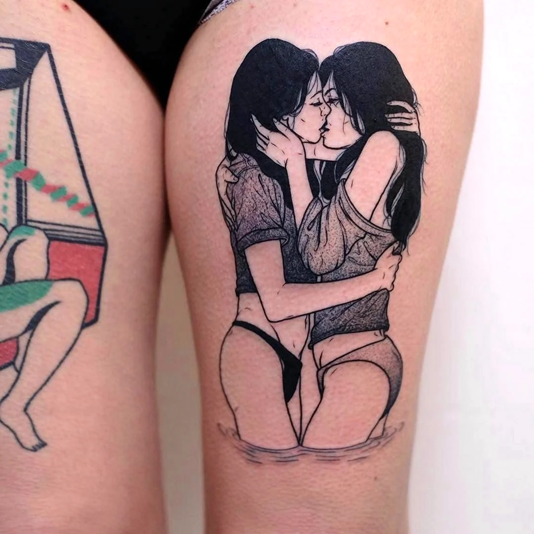 Две девушки с татуировками