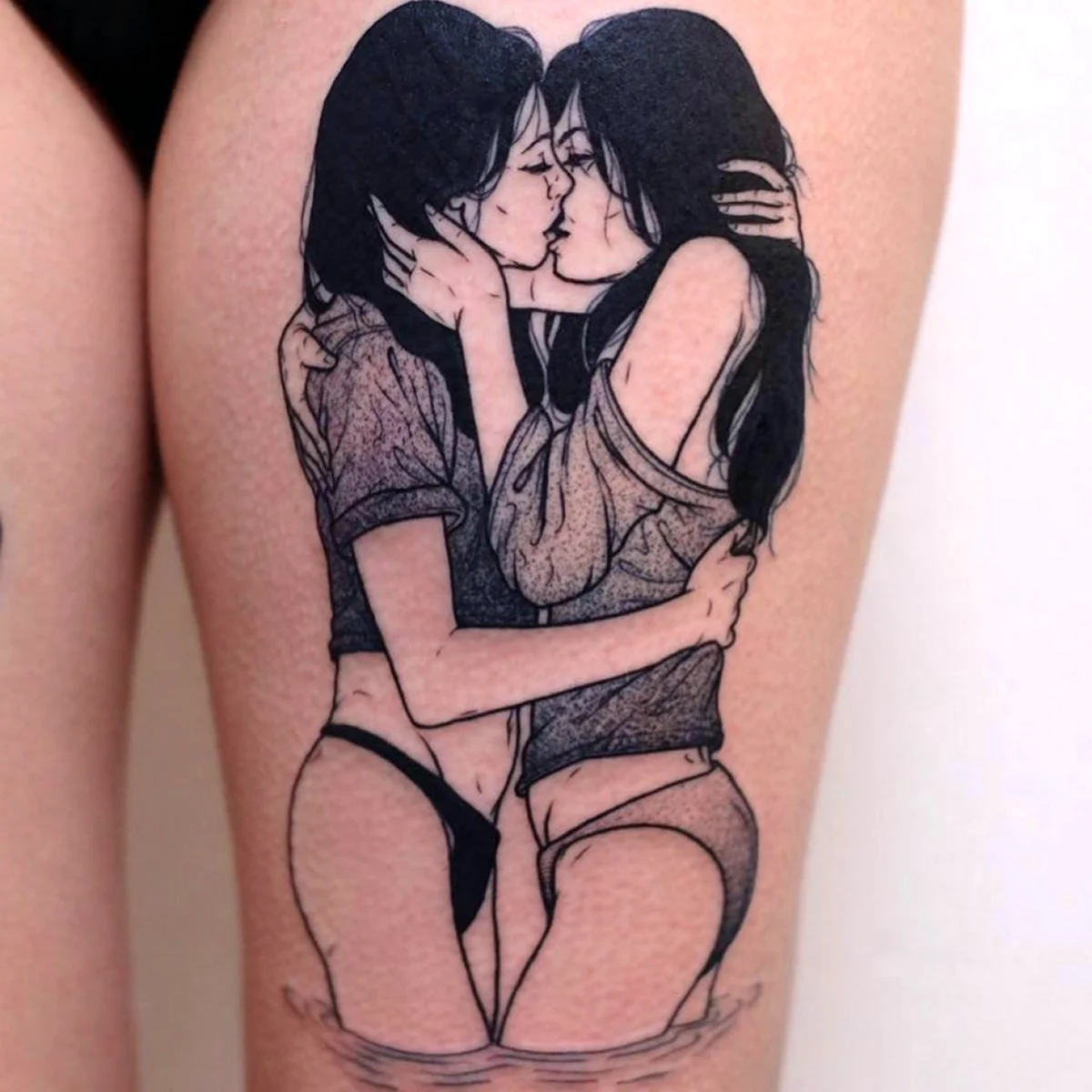 Две девушки с татуировками