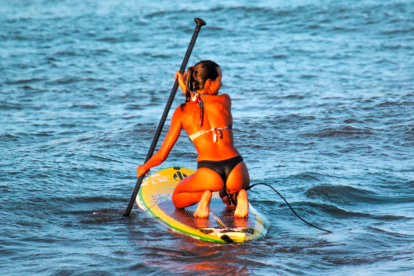 Дженнифер Лопес на доске с веслом
