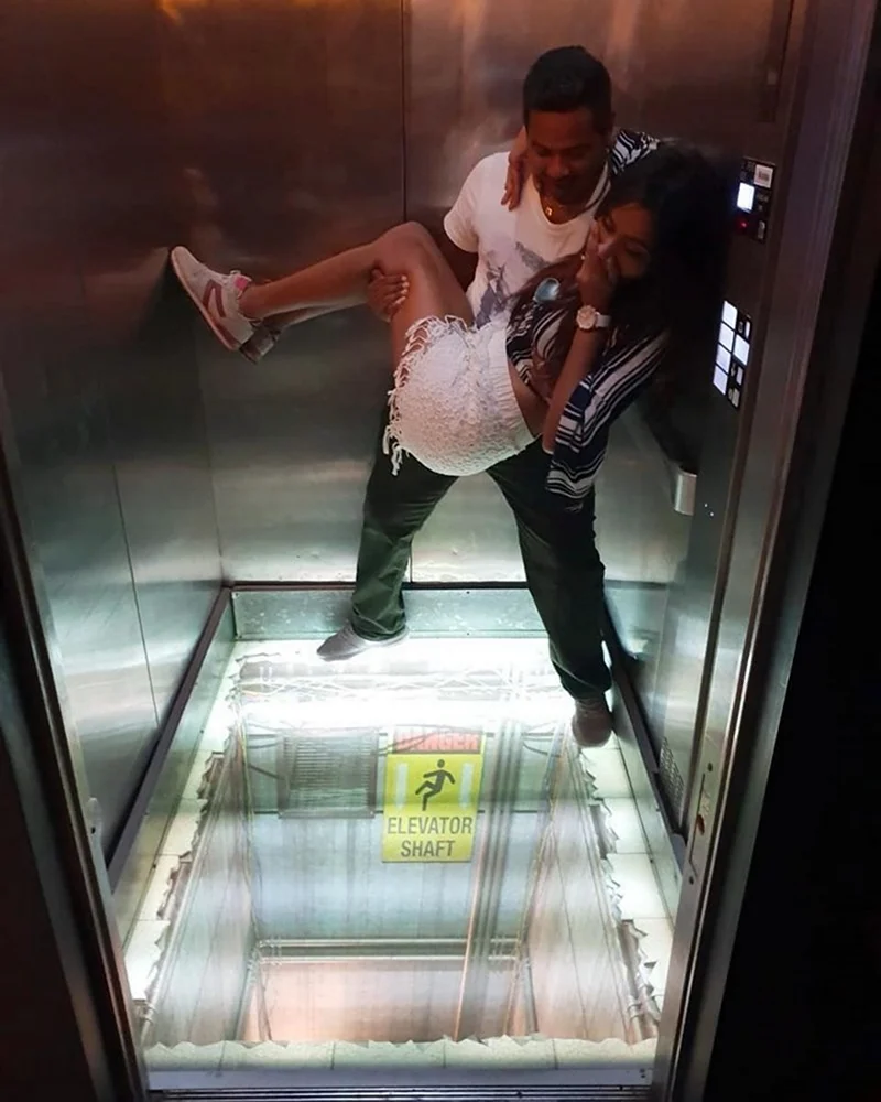 Эда Йылдыз в лифте