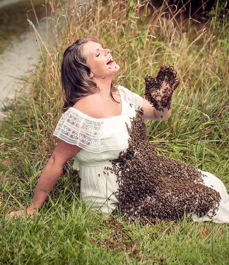 Эмили Мюллер с пчелами