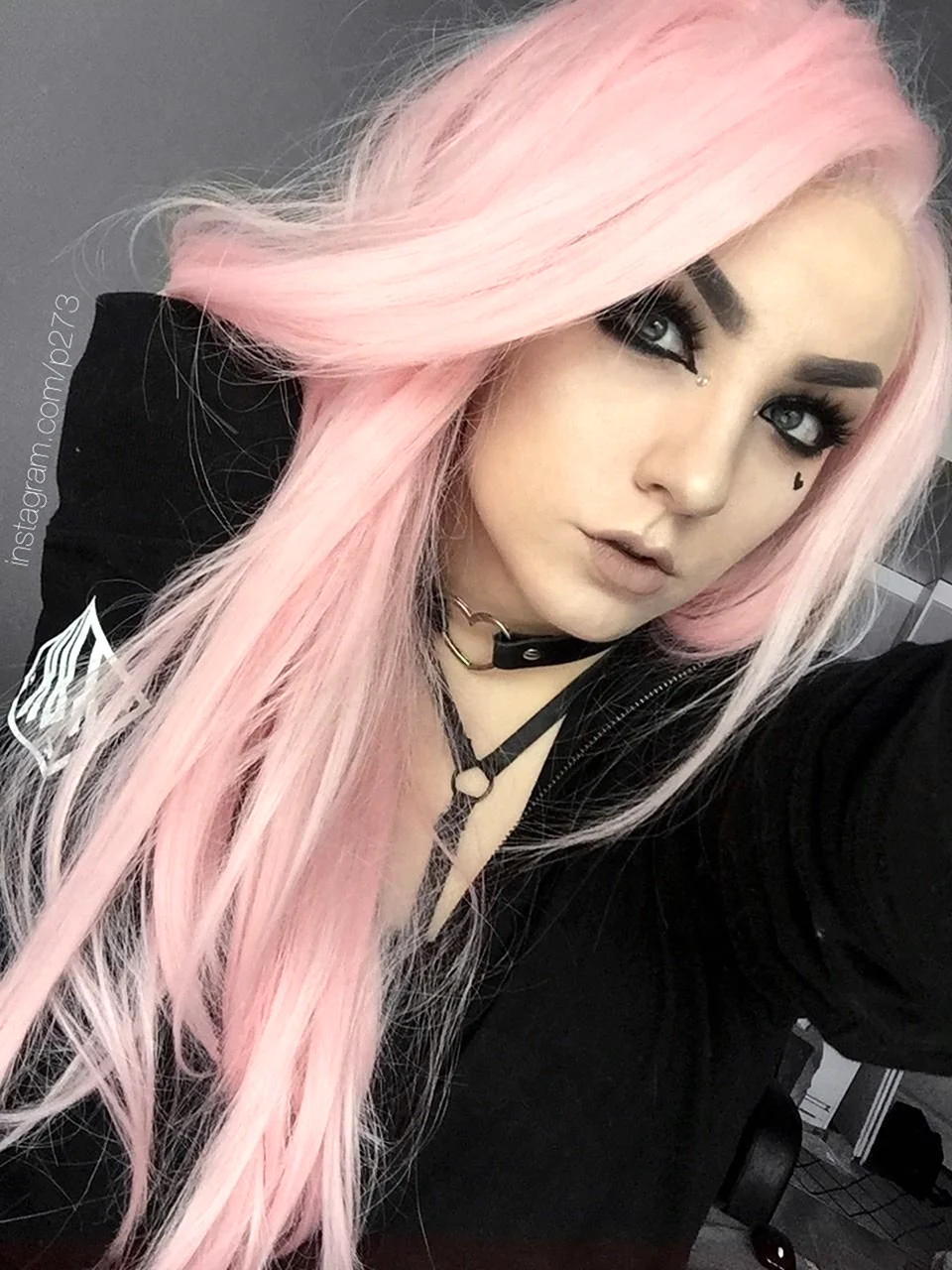Эмо с розовыми волосами