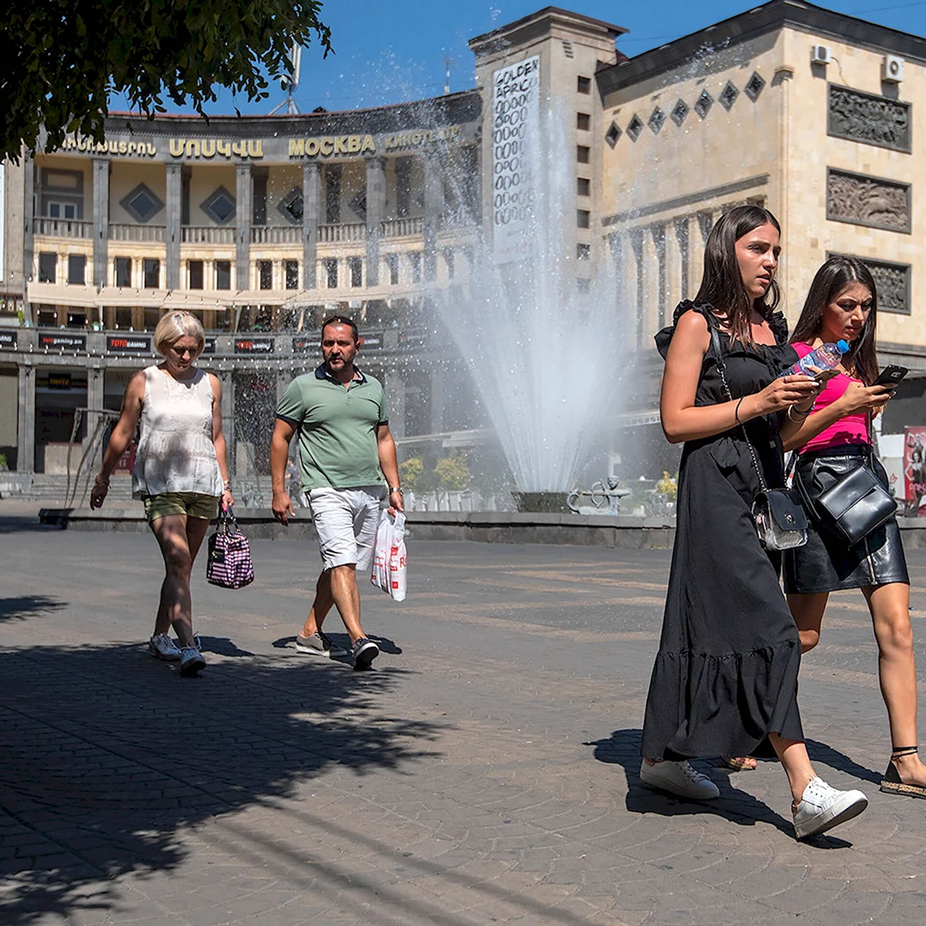 Ереван люди на улице