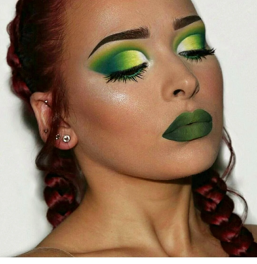 Фантазийный макияж в зеленых тонах