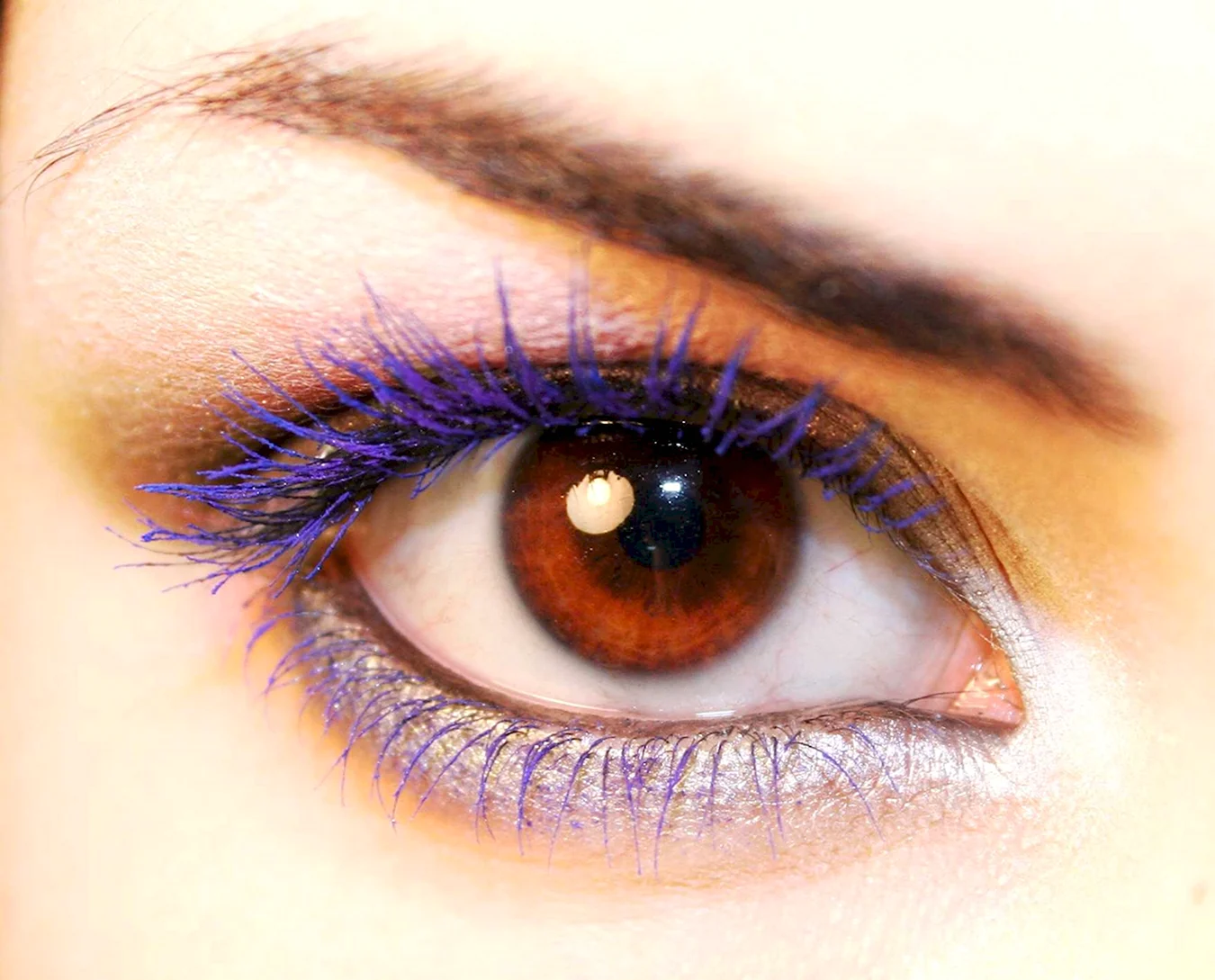 Фиолетовая тушь для карих глаз
