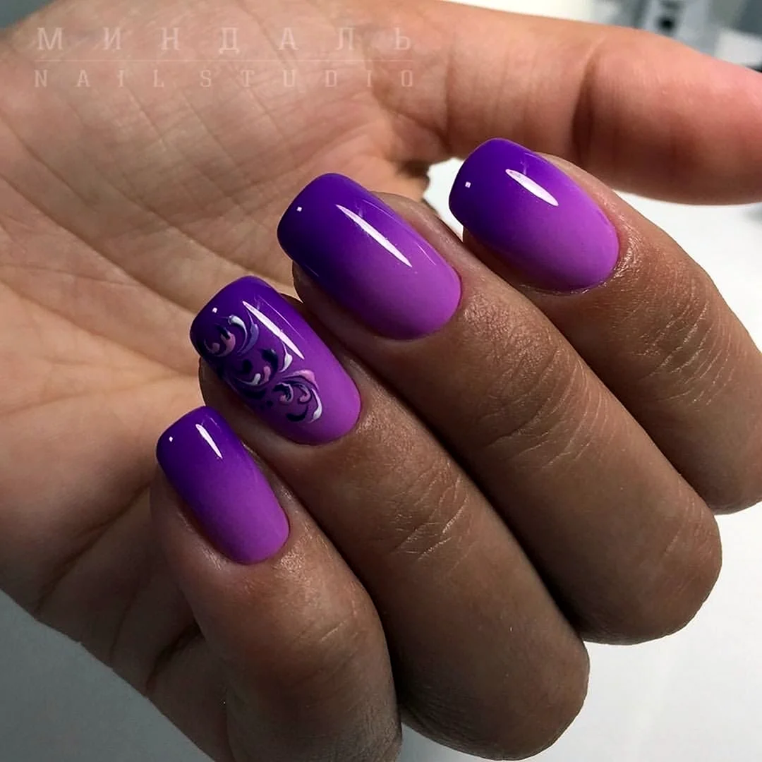 Фиолетовые ногти короткие