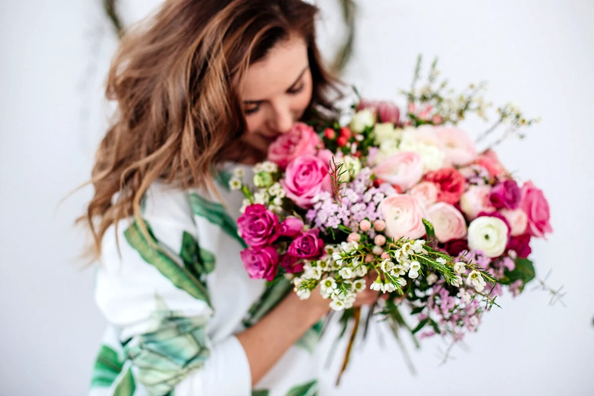 Флорист с цветами