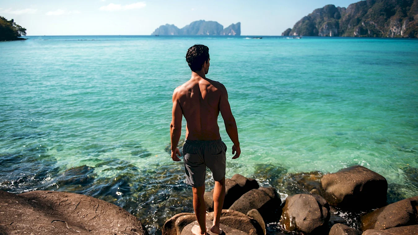 Фото мужчины на пляже со спины