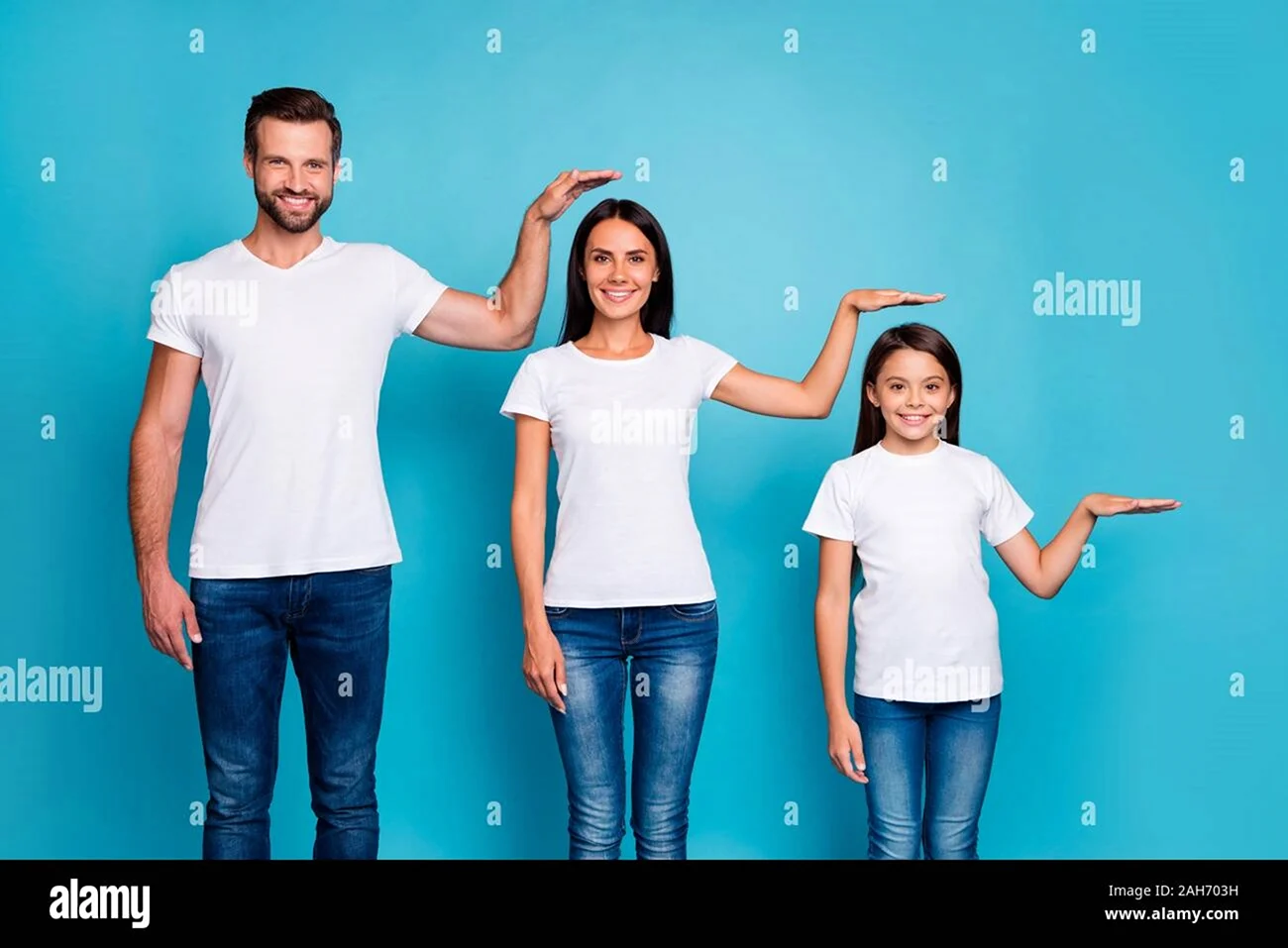 Фото в белых футболках и джинсах семья
