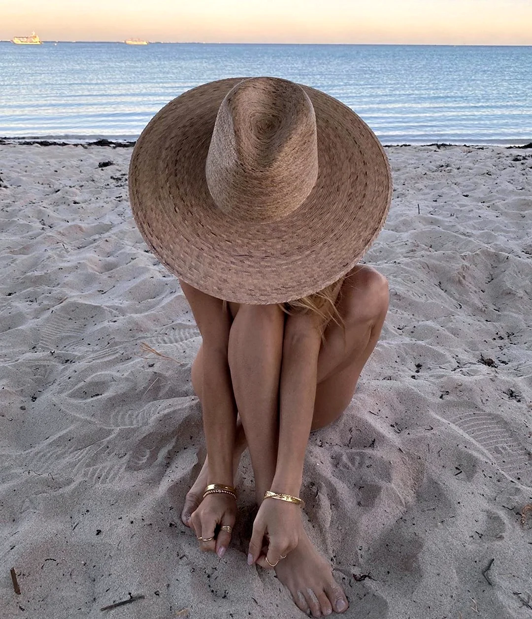 Фото в шляпе на пляже