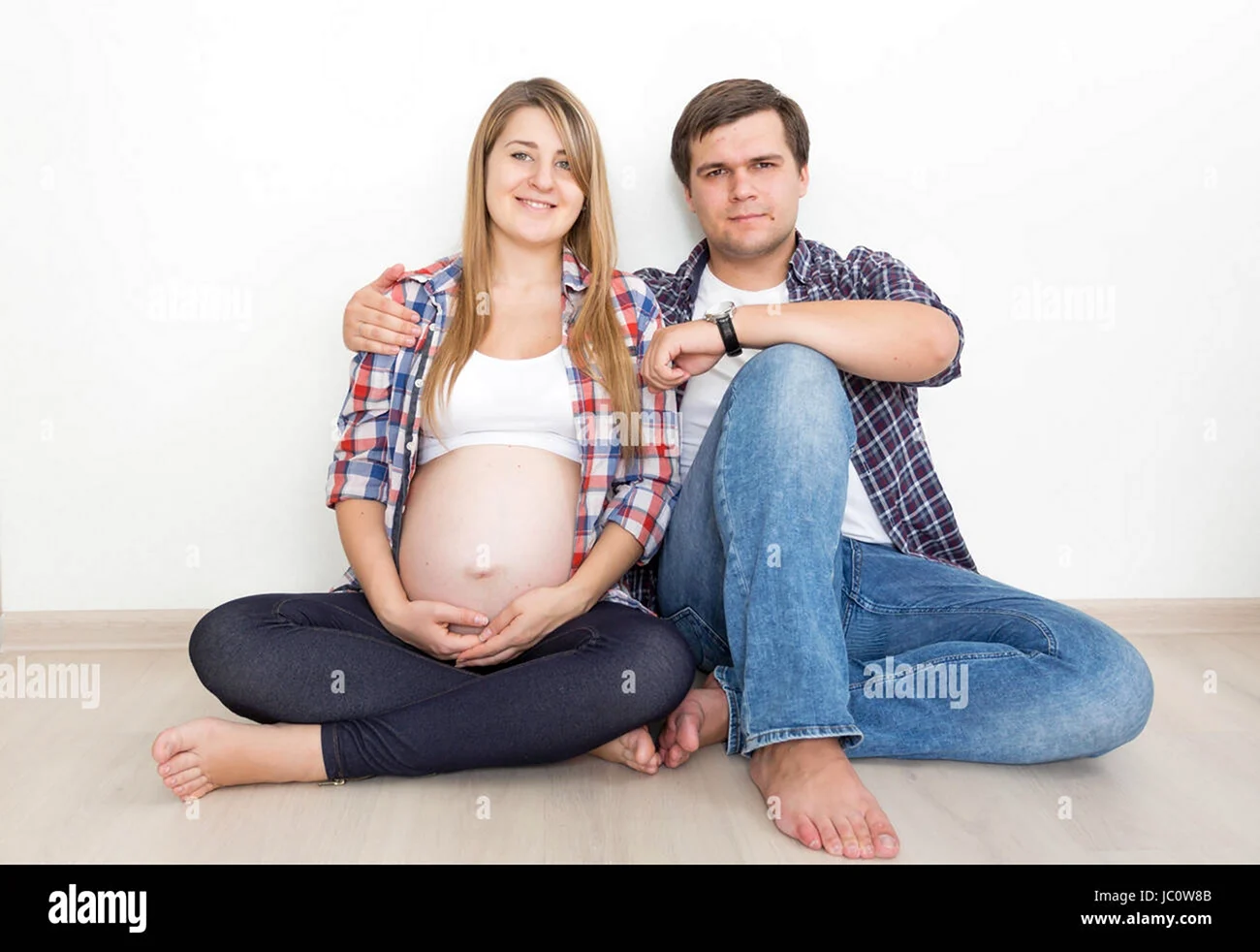 Фотосессия беременной пары в джинсах