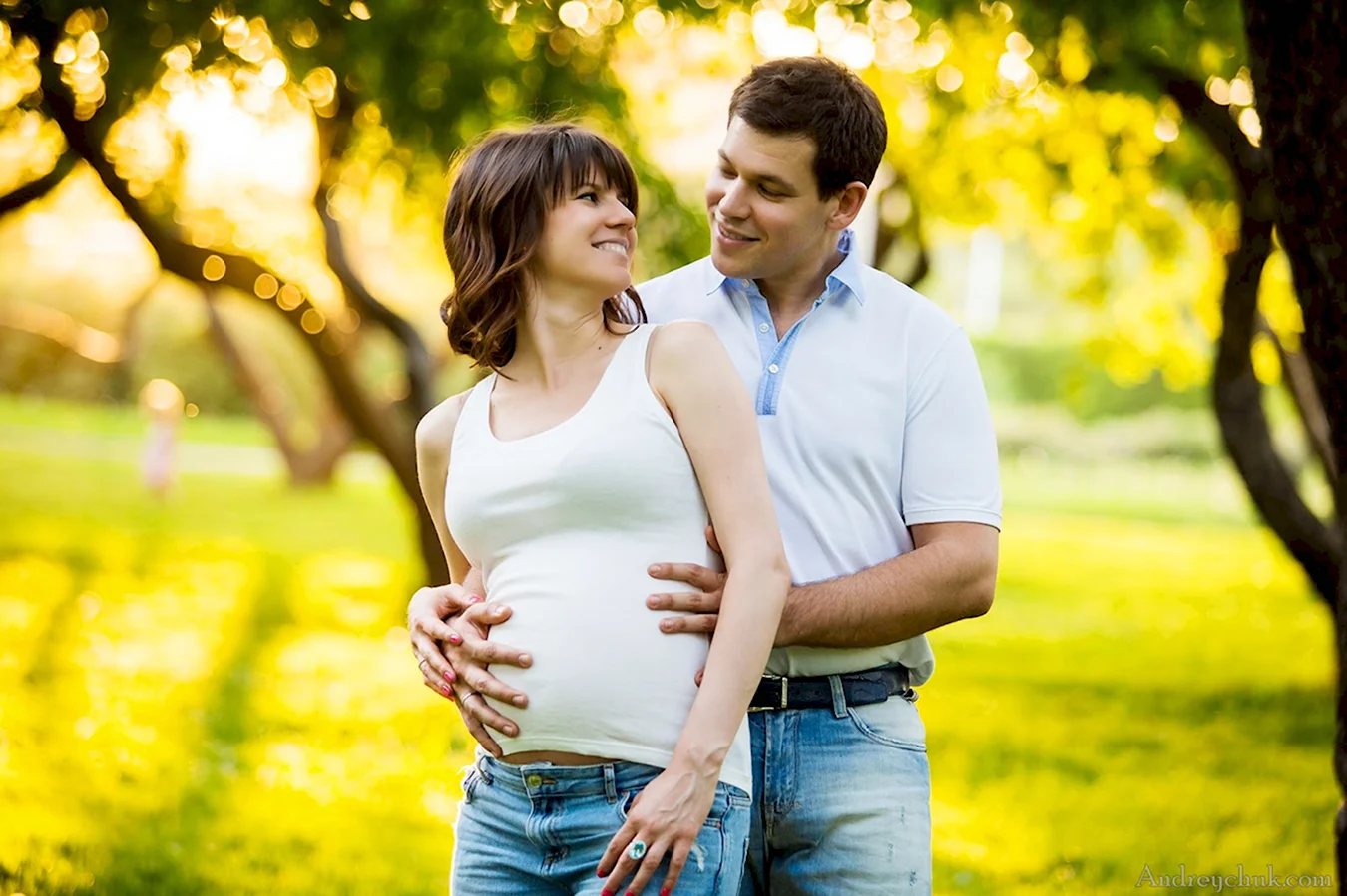 Фотосессия беременной с мужем и ребенком в парке