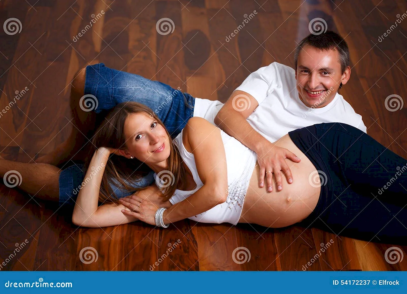 Фотосессия беременной с мужем лежа