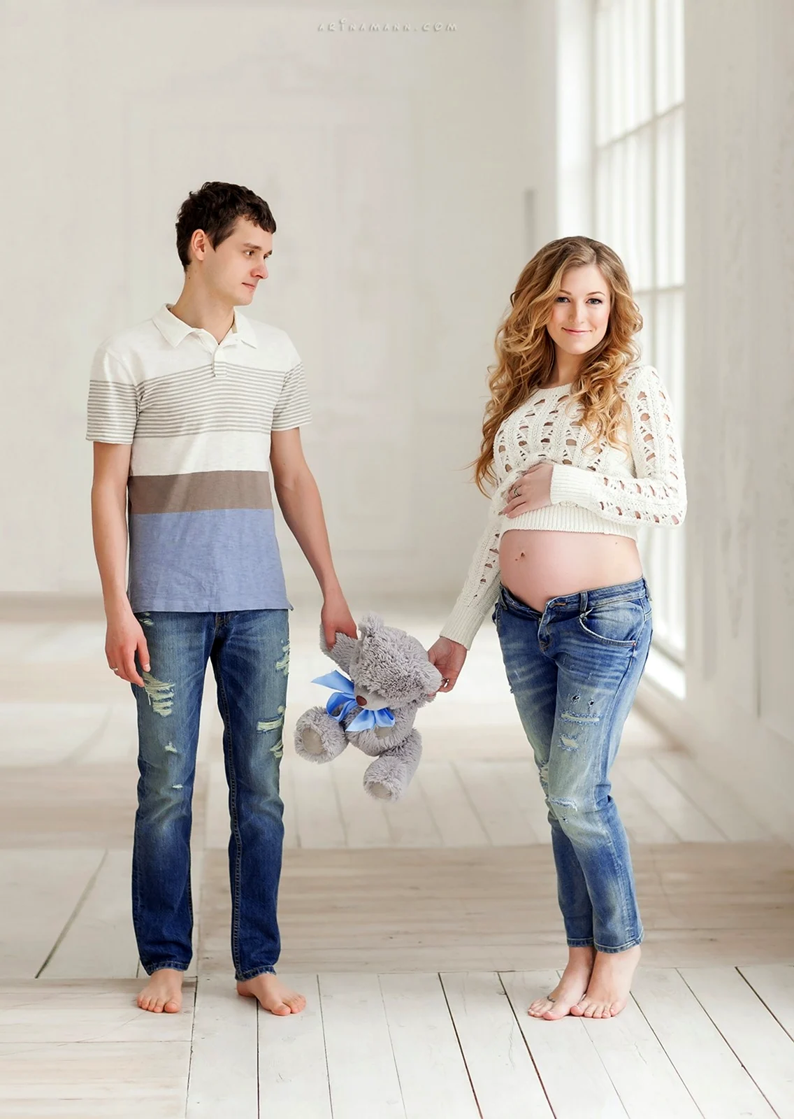 Фотосессия беременной с мужем в джинсах