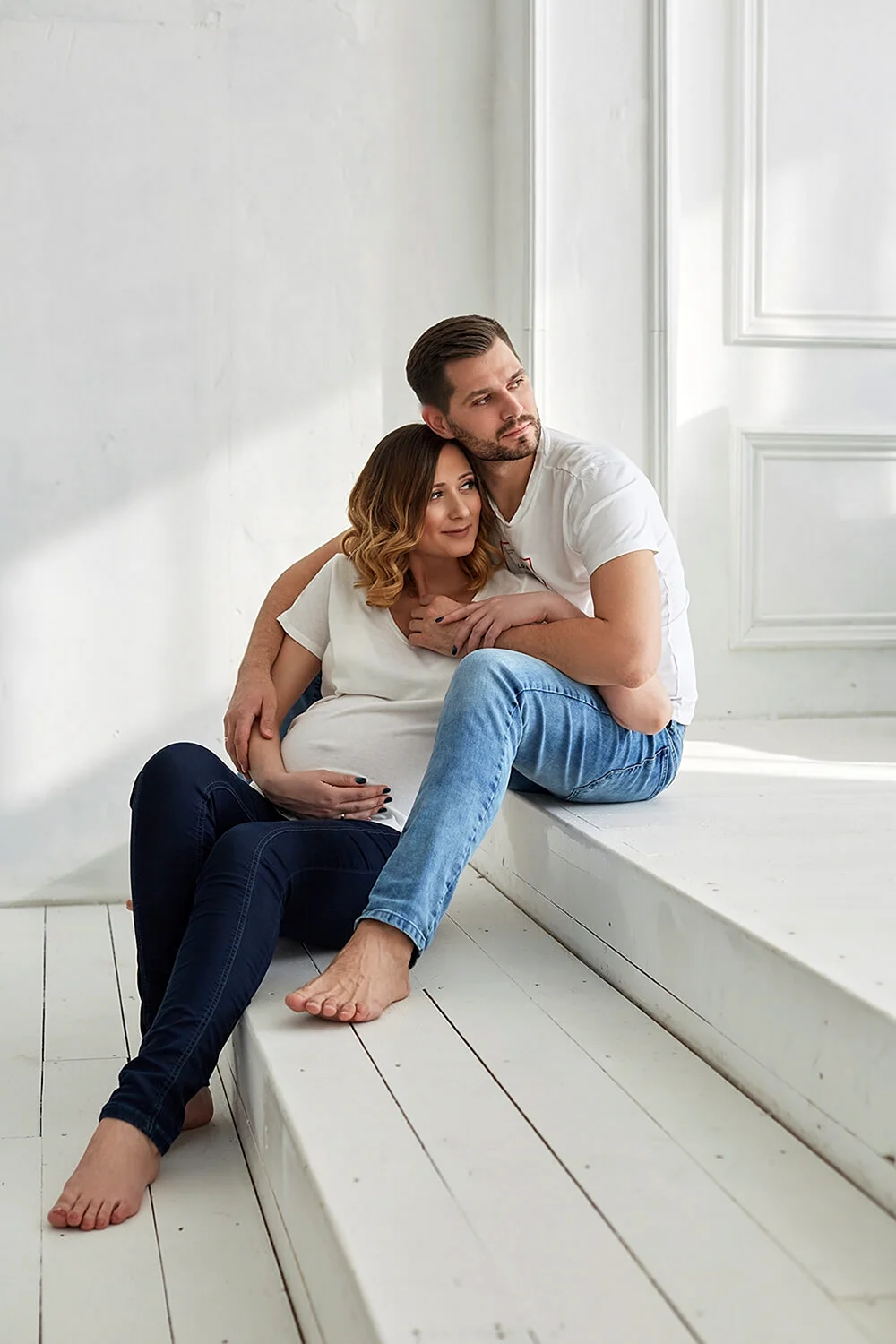 Фотосессия беременной с мужем в студии в джинсах